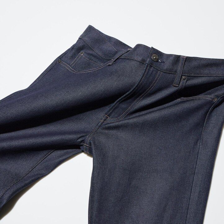 vaqueros ajustados elásticos con orillo de uniqlo para hombre color negro