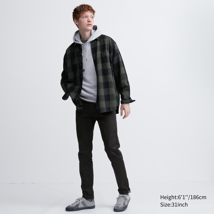vaqueros ajustados elásticos con orillo uniqlo para hombre color negro