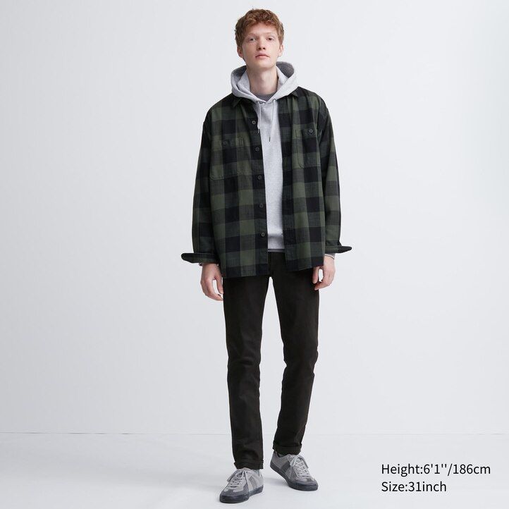 vaqueros ajustados elásticos con orillo uniqlo para hombre color negro