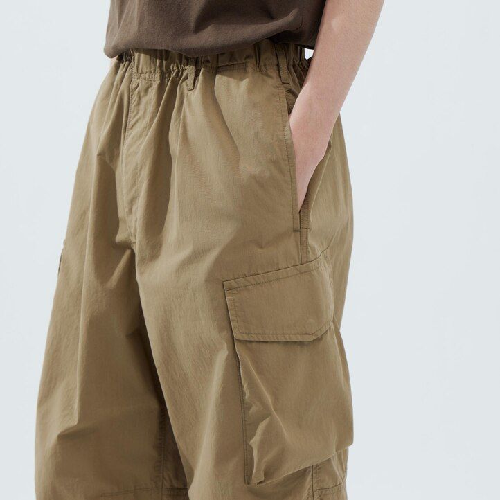 pantalones parachutergo de corte ancho uniqlo para hombre en color oliva