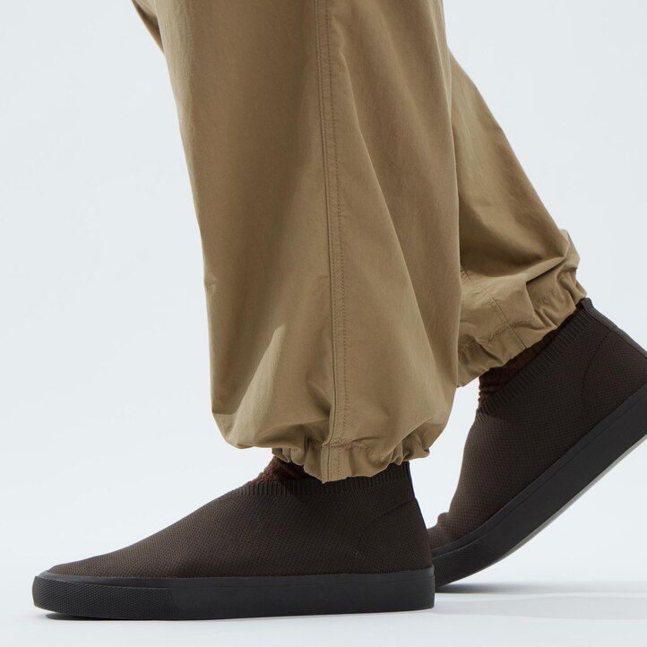 pantalones parachutergo de corte ancho uniqlo para hombre en color oliva