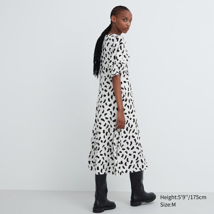 vestido blanco con mangas abullonadas y estampado de uniqlo para mujer