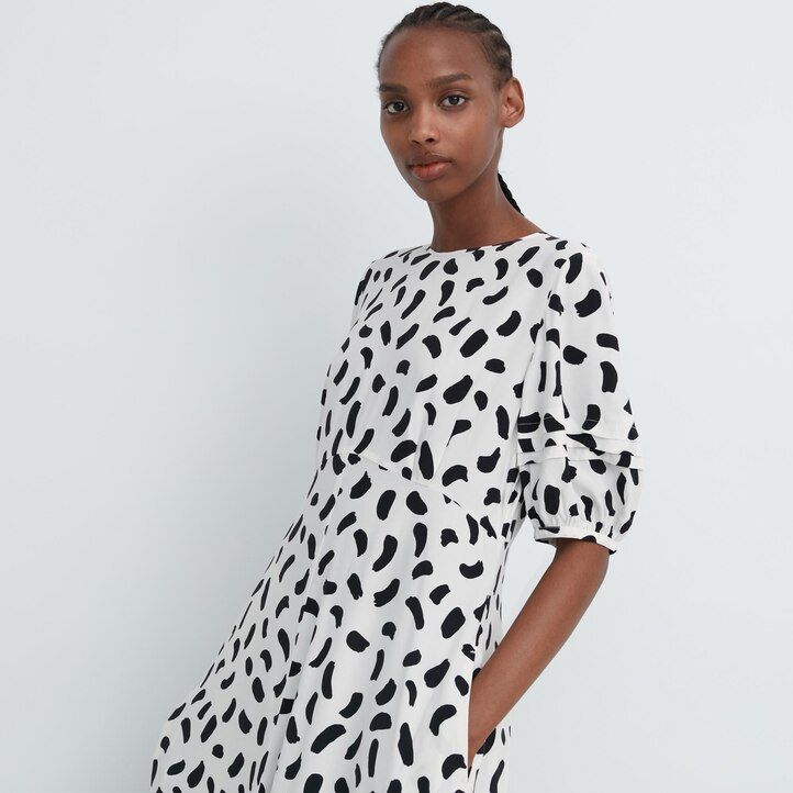 vestido blanco con mangas abullonadas y estampado de uniqlo para mujer