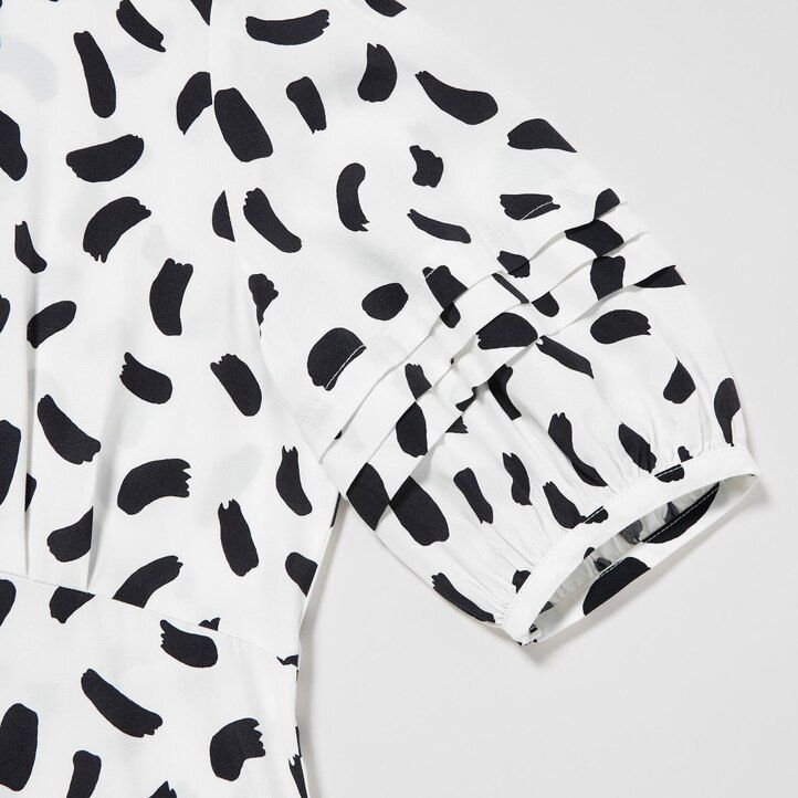 vestido blanco con mangas abullonadas y estampado de uniqlo para mujer