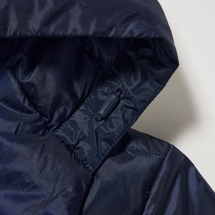 chaquetas de plumón ultraligeras uniqlo para mujer en color azul marino