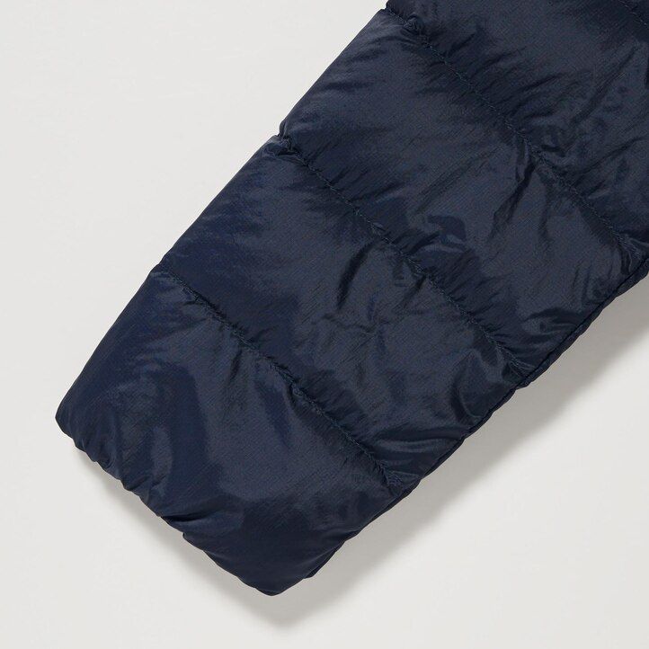 chaquetas de plumón ultraligeras uniqlo para mujer en color azul marino