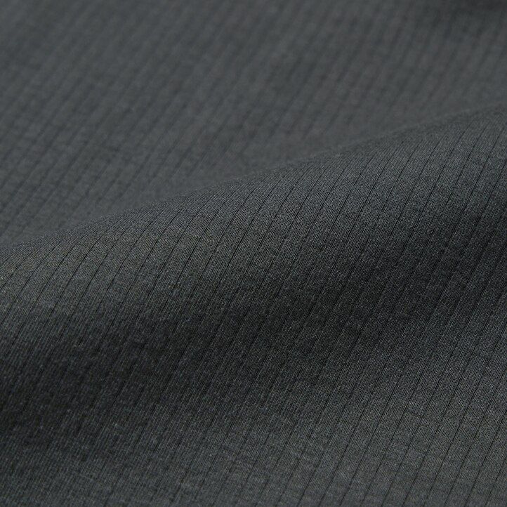 camiseta térmica uniqlo heattech verde oscuro con cuello redondo y mangas acanaladas para mujer