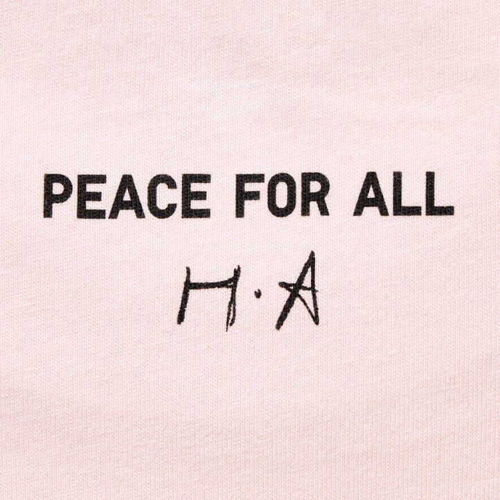 camisetas rosas para mujer con el estampado peace for all de haruka ayase de uniqlo